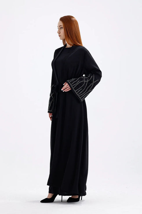 عباية لون أسود أنيقة بتفاصيل حجرية