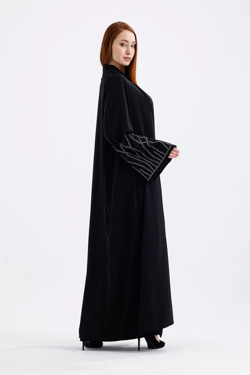 عباية لون أسود أنيقة بتفاصيل حجرية