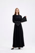 عباية لون أسود أنيقة بتفاصيل حجرية