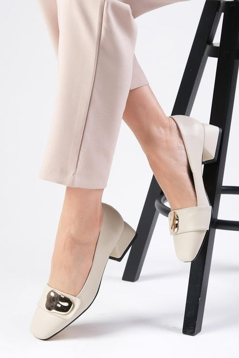 حذاء كعب قصير باللون البيج