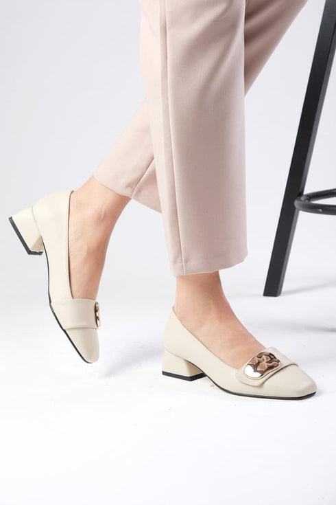 حذاء كعب قصير باللون البيج