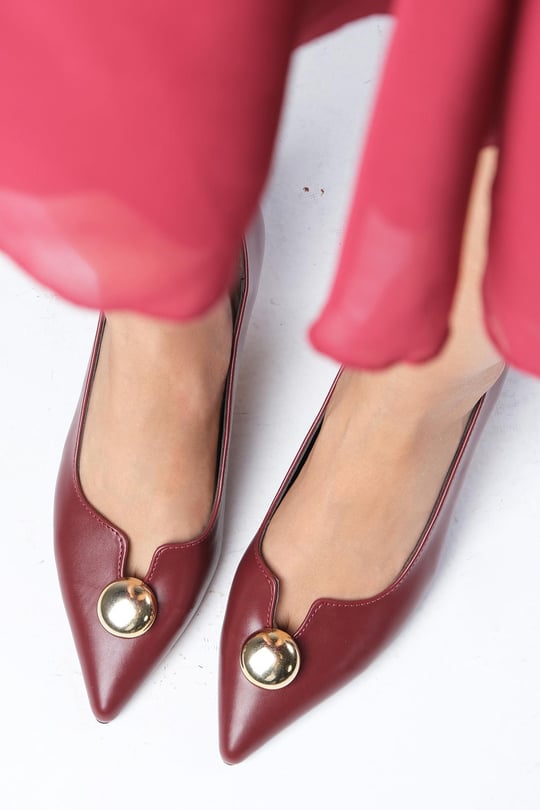 حذاء كعب قصير باللون البوردو