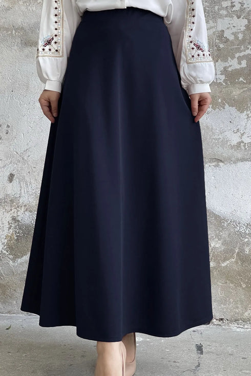 تنورة طويلة لون كحلي