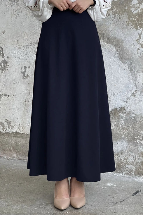 تنورة طويلة لون كحلي