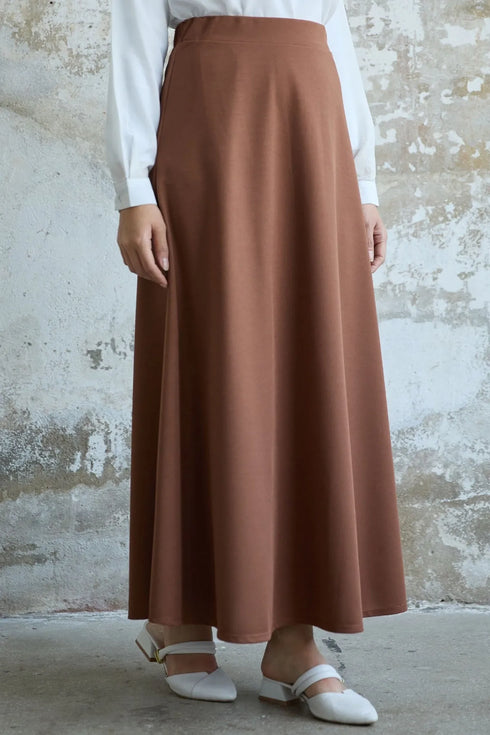 تنورة طويلة لون عسلي