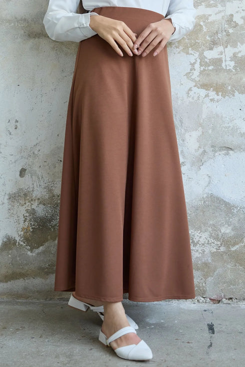 تنورة طويلة لون عسلي