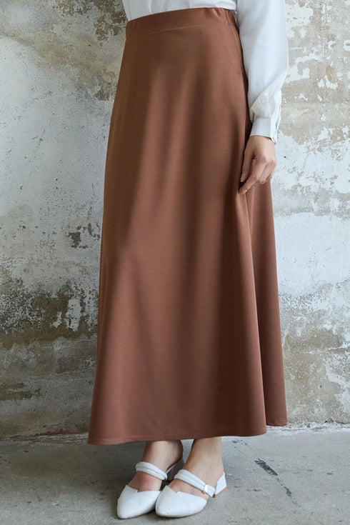 تنورة طويلة لون عسلي