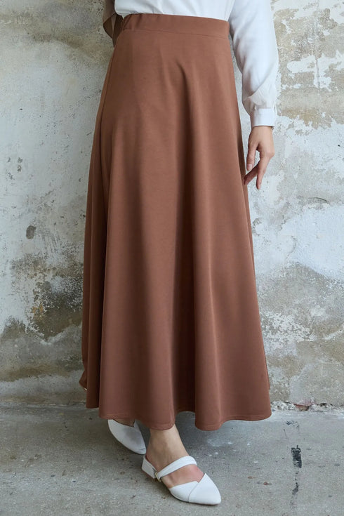 تنورة طويلة لون عسلي