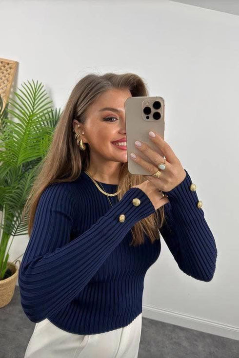 بلوزة بأكمام طويلة باللون الكحلي