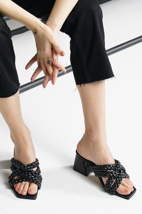 سليبر جلد حقيقي باللون الأسود