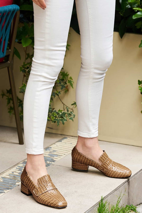 حذاء بكعب ونقشة جلد التمساح - لون بني