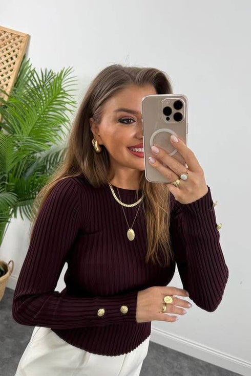 بلوزة بأكمام طويلة باللون البرغندي