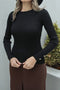 بلوزة بأكمام طويلة باللون الأسود