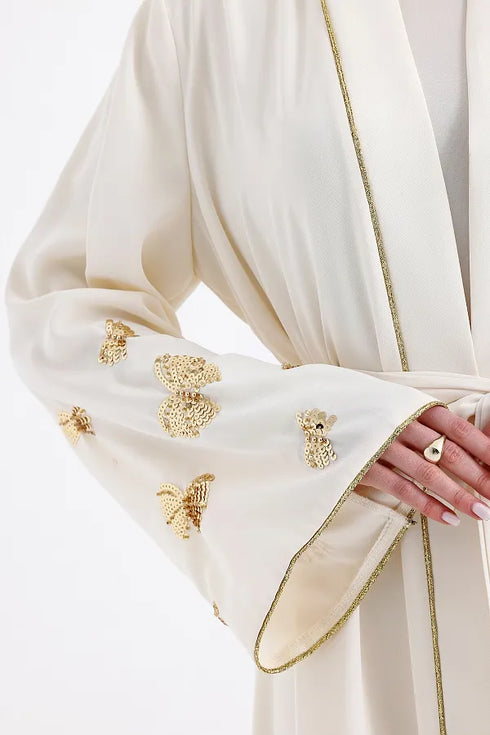 عباية أنيقة مطرزة بالفراشة