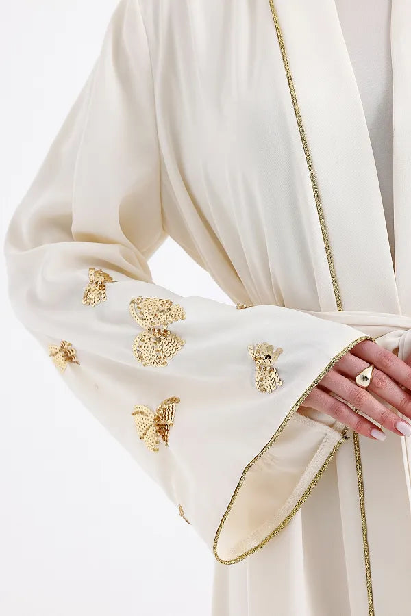 عباية أنيقة مطرزة بالفراشة