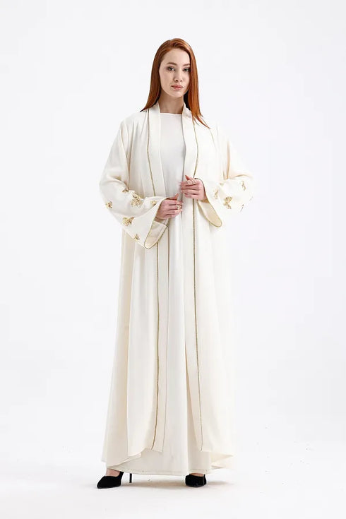 عباية أنيقة مطرزة بالفراشة