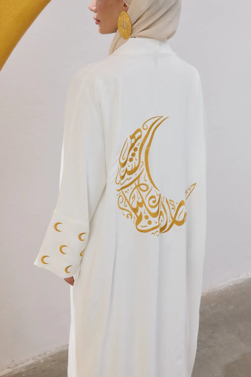 عباية لون أبيض بنقشة هلال رمضان