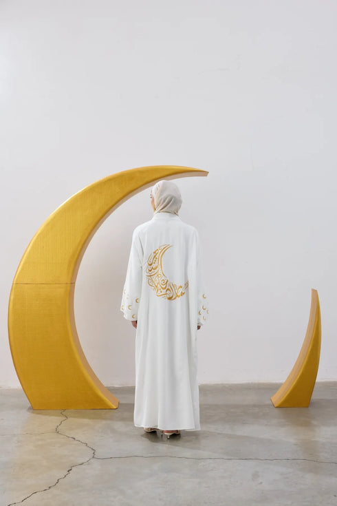 عباية لون أبيض بنقشة هلال رمضان