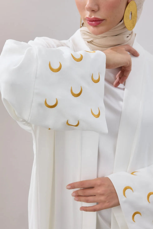عباية لون أبيض بنقشة هلال رمضان
