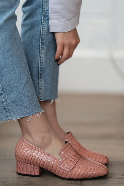 حذاء بكعب ونقشة جلد التمساح - لون زهري