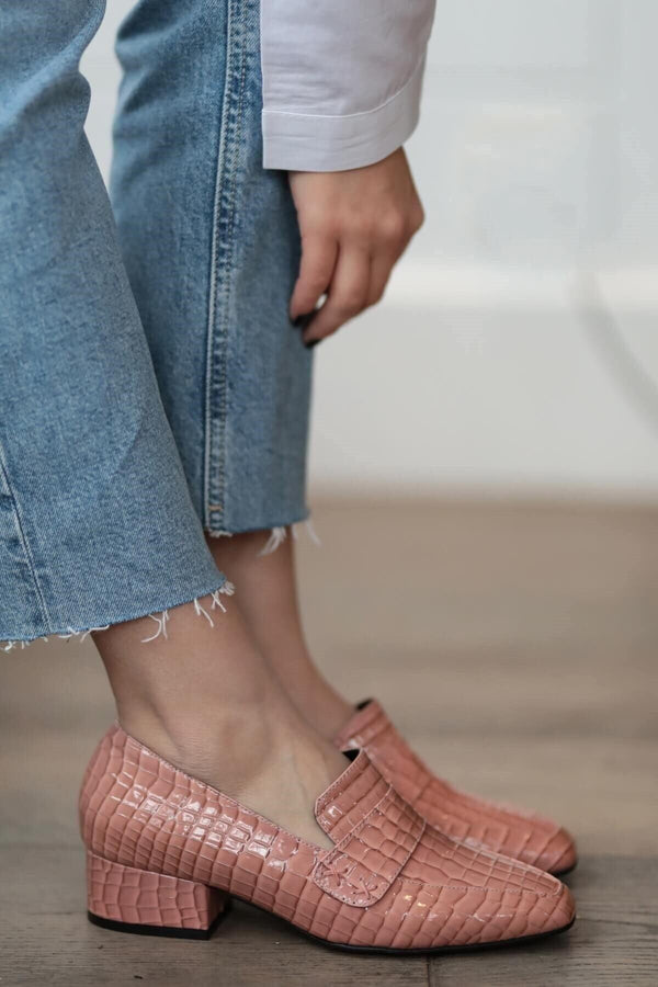 حذاء بكعب ونقشة جلد التمساح - لون زهري