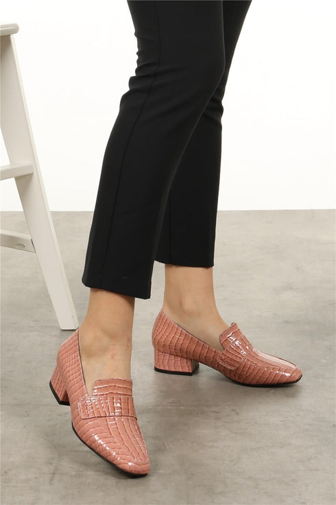 حذاء بكعب ونقشة جلد التمساح - لون زهري