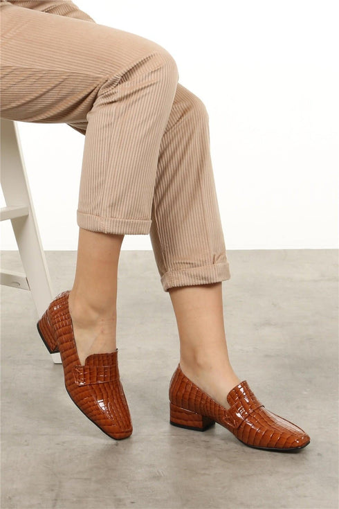 حذاء بكعب ونقشة جلد التمساح - لون عسلي