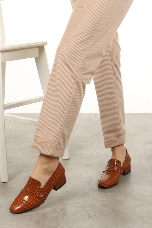 حذاء بكعب ونقشة جلد التمساح - لون عسلي