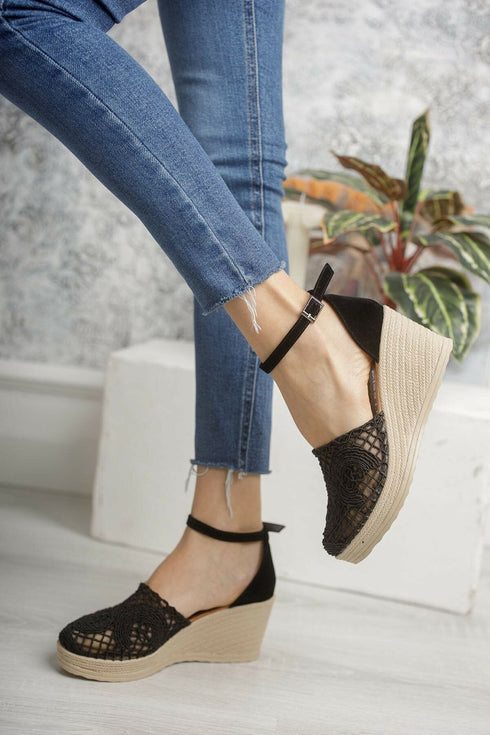 صندل بكعب روكي باللون الأسود