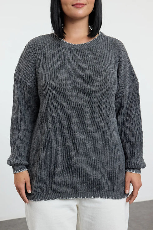 كنزة تريكو باللون الرمادي