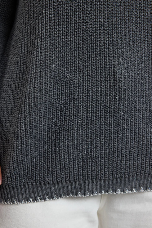 كنزة تريكو باللون الرمادي