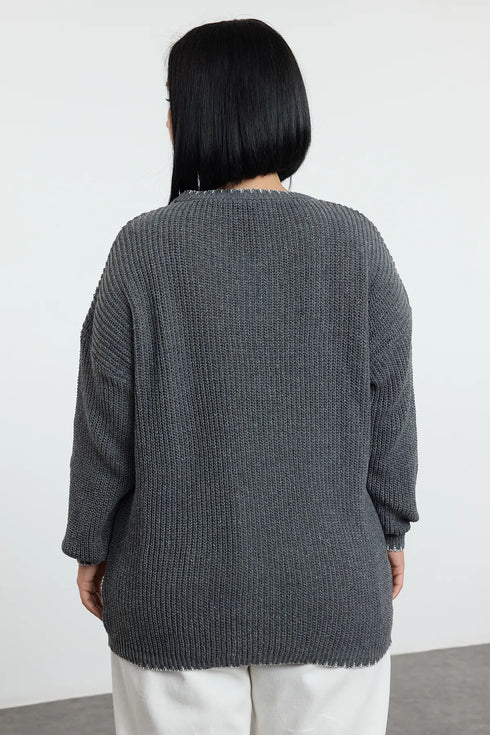 كنزة تريكو باللون الرمادي