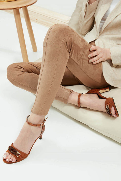 صندل كعب قصير لون عسلي