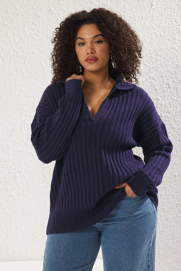 كنزة تريكو باللون الكحلي