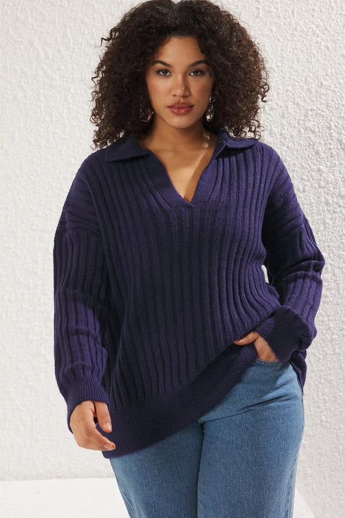 كنزة تريكو باللون الكحلي