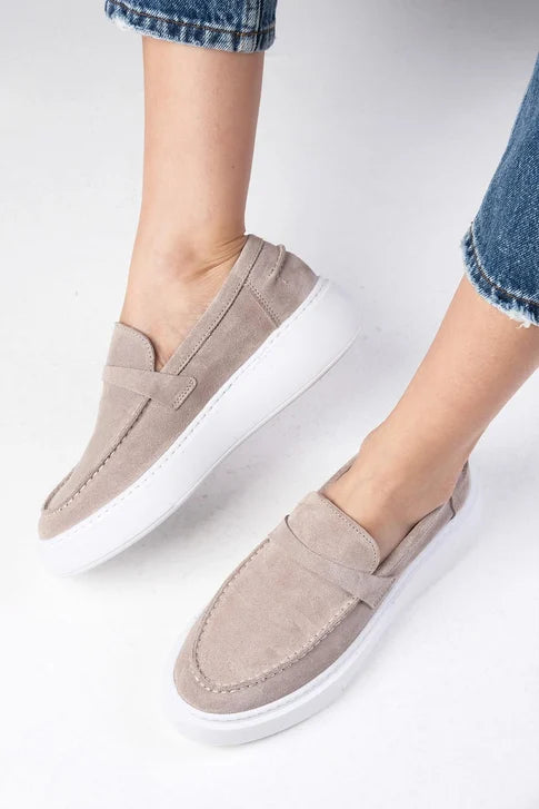 حذاء لوفر من الجلد الحقيقي المقلوب باللون البيج