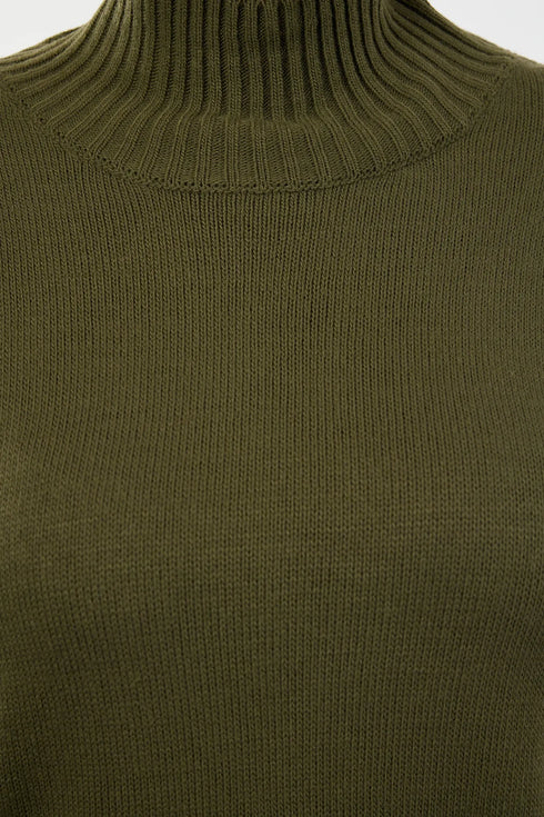 كنزة تريكو باللون الزيتي