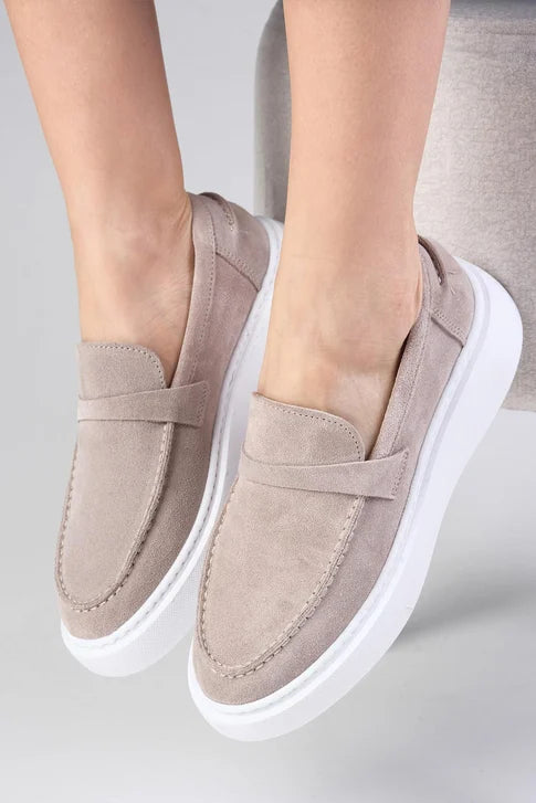 حذاء لوفر من الجلد الحقيقي المقلوب باللون البيج