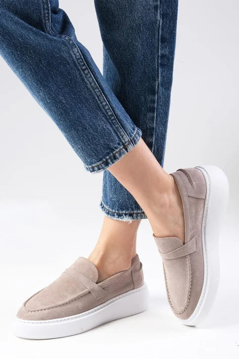 حذاء لوفر من الجلد الحقيقي المقلوب باللون البيج