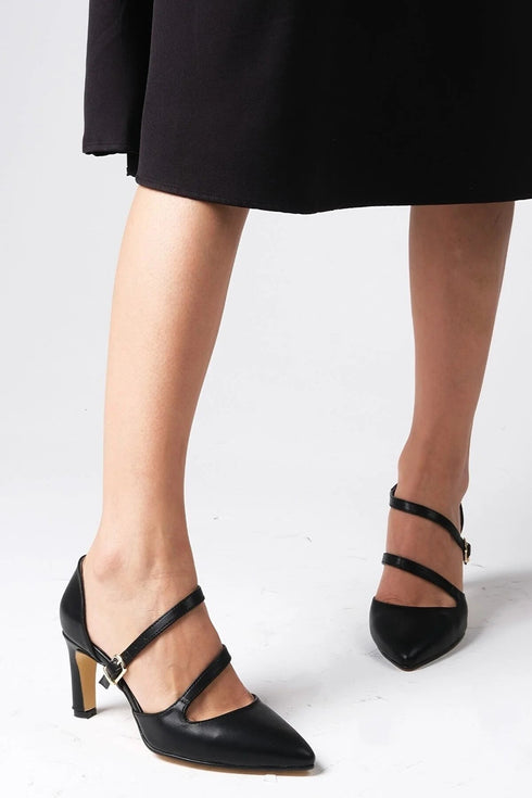 حذاء بكعب قصير باللون الأسود