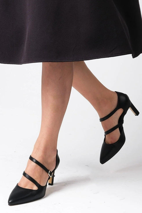 حذاء بكعب قصير باللون الأسود