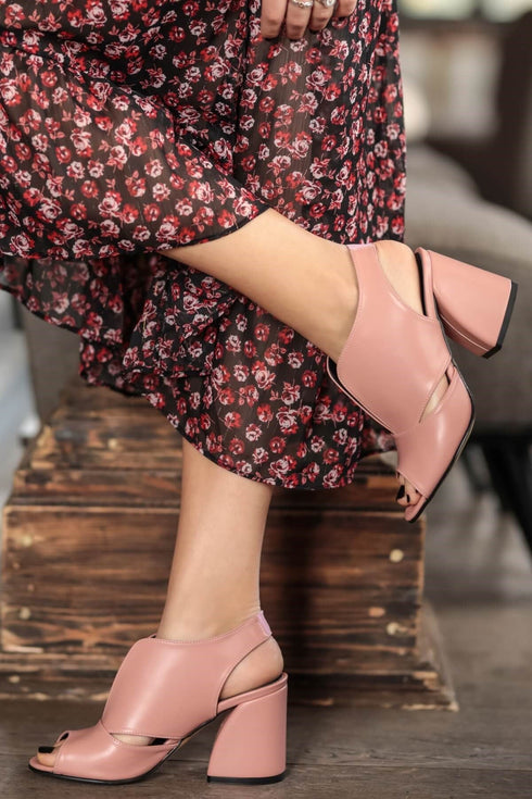 حذاء كعب عالي باللون الزهري