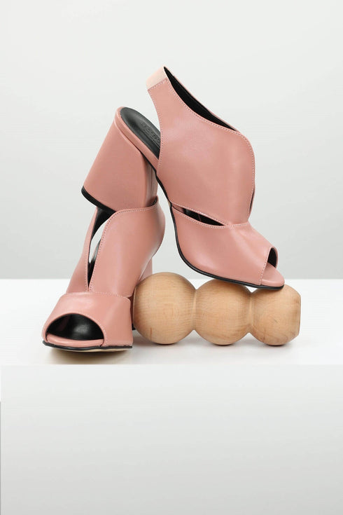 حذاء كعب عالي باللون الزهري