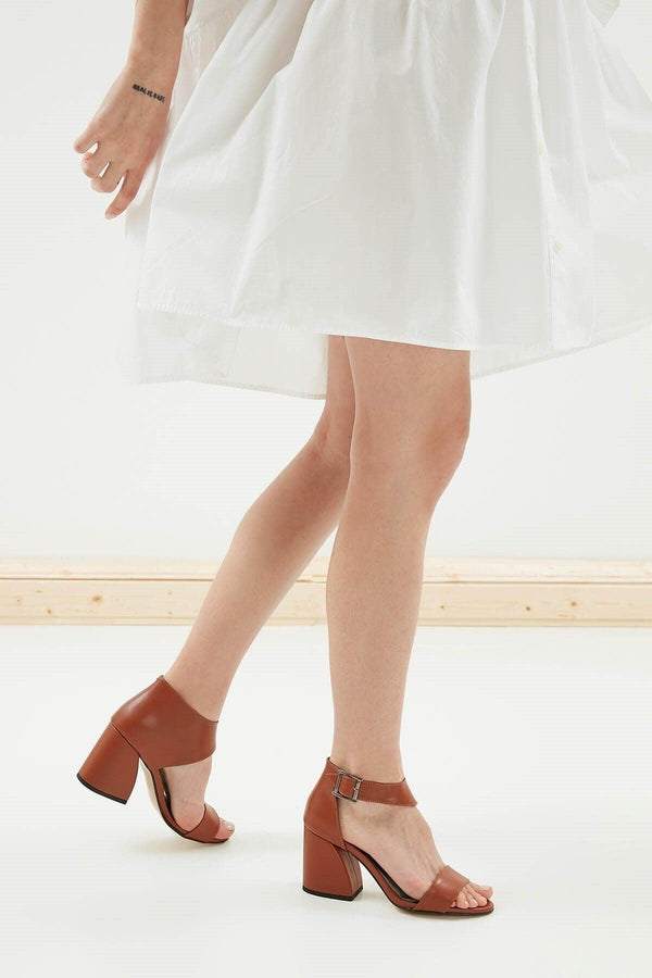 صندل كعب عالي لون عسلي