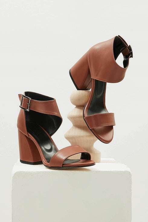 صندل كعب عالي لون عسلي