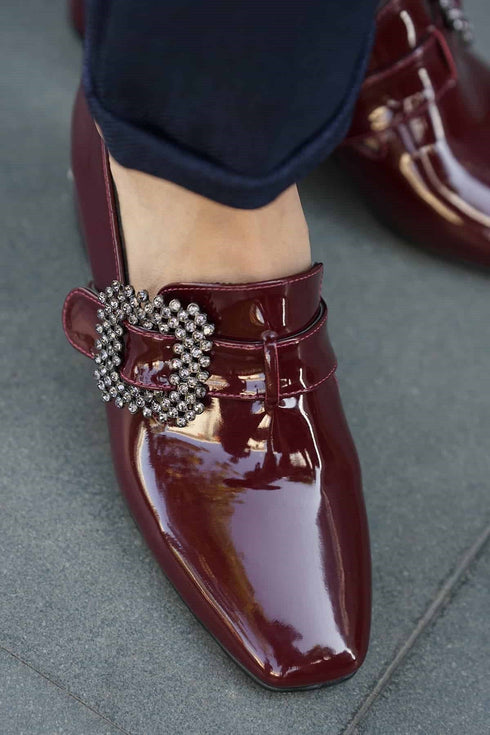 حذاء كعب بجلد لامع باللون البوردو