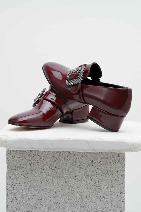 حذاء كعب بجلد لامع باللون البوردو