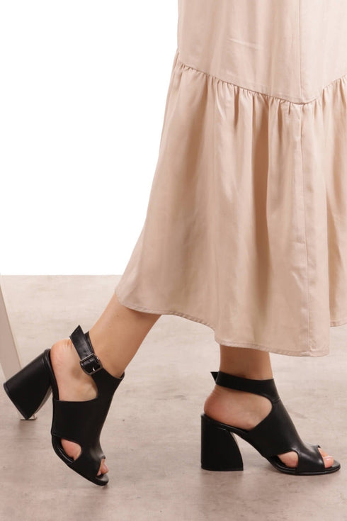 صندل كعب عالي باللون الأسود