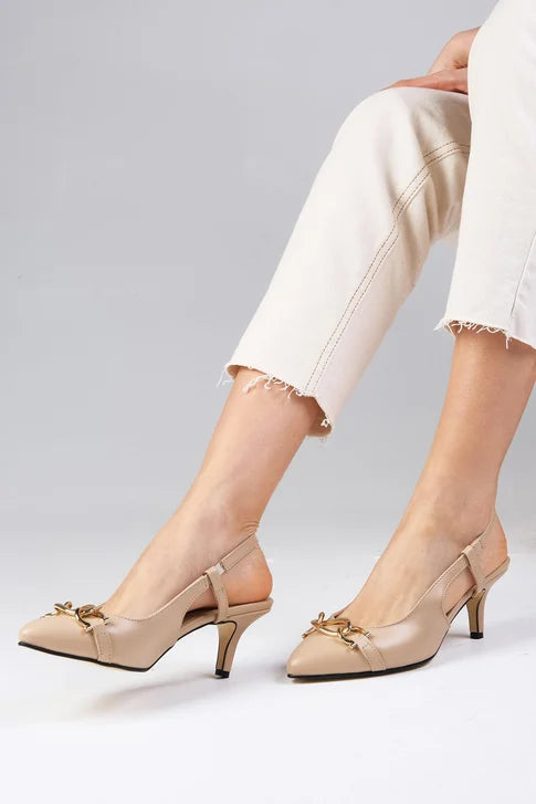 حذاء نسائي بكعب قصير لون بيج