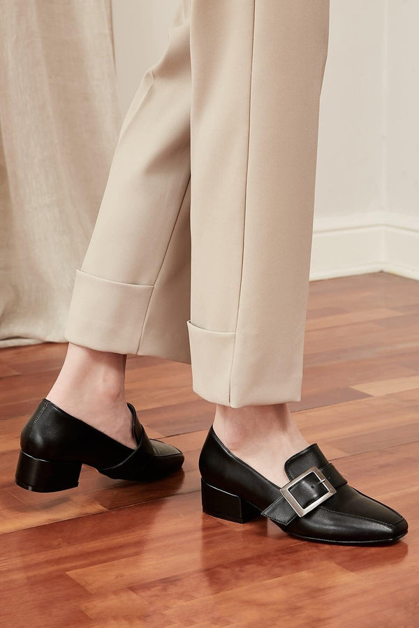 حذاء كعب قصير باللون الأسود